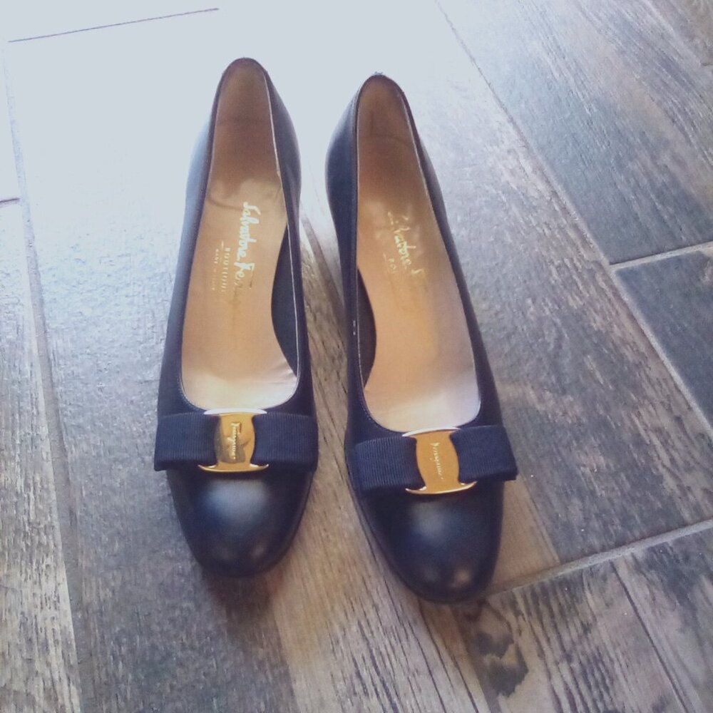 Vintage Salvatore Ferragamo navy kitten heel/Vara pump gold accent/grosgrain bow